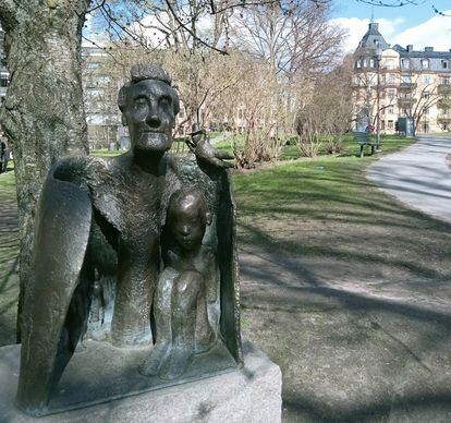 Escultura de Astrid Lindgren en el parque Tegnérlunden de Estocolmo, donde arranca su novela 'Mío, mi querido mio'.