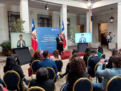 El presidente Gabriel Boric en el acto de reconocimiento público de responsabilidad del Estado chileno en el caso de Francisca, en el Palacio de La Moneda, en Santiago.