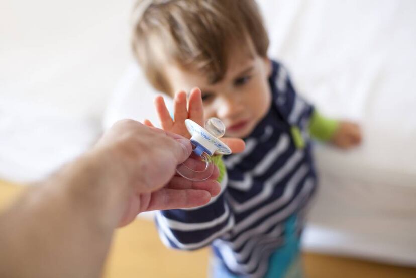 Por qué debes quitarle el chupete y los biberones a tu hijo después del
