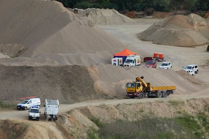 Labores de búsqueda del hombre atrapado con su excavadora en una balsa de lodo en una cantera de Villanueva de la Reina (Jaén).