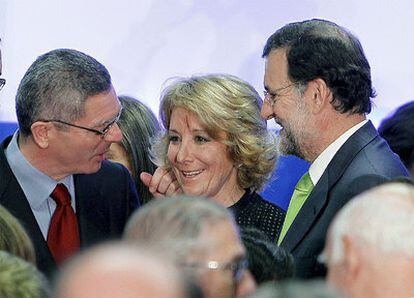 Aguirre, acompañada por Rajoy y Gallardón, anoche en el foro <i>La razón de..</i>.