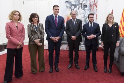 Desde la derecha, Meritxell Batet, Carmen Calvo y Pedro Sánchez, por el Gobierno central, y Quim Torra, Pere Aragonès y Elsa Artadi, por el Ejecutivo catalán, posan paran la foto de familia en el Palau de Pedralbes de Barcelona, donde este jueves mantuvieron una reunión de trabajo, en la víspera del Consejo de Ministros de este viernes den Barcelona.