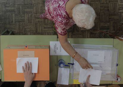 Una mujer vota en las elecciones generales en Madrid.