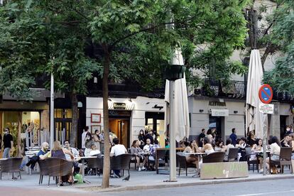 Terrazas en la Plaza de Olavide durante el cuarto día de la fase 1 y previo al fin de semana en Madrid. El pasado lunes 25 se reabrieron al público las terrazas al aire libre de los establecimientos de hostelería y restauración limitándose al 50% de las mesas y garantizándose una distancia de 2 metros entre mesas o agrupaciones de mesas. En Madrid (España), a 28 de mayo de 2020.
28 MAYO 2020
Josefina Blanco / Europa Press
28/05/2020