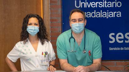 La enfermera Susana Rosa y el médico Gonzalo Galicia, en el Hospital Universitario de Guadalajara.
