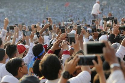 Docenas de móviles graban un mítin en Indonesia.