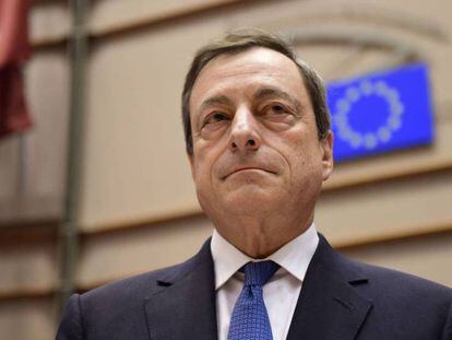 Mario Draghi, antes de una reunión con el Comité de Economía en el Parlamento Europeo.