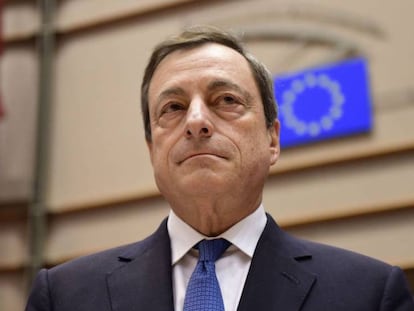 Mario Draghi, antes de una reunión con el Comité de Economía en el Parlamento Europeo.