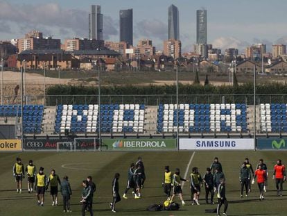 Entrenamiento del Real Madrid en Valdebebas, con las Cuatro Torres al fondo.