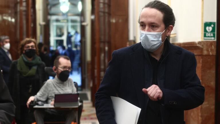 El portavoz parlamentario de Unidas Podemos, Pablo Echenique (al fondo), y el vicepresidente segundo, Pablo Iglesias, el 3 de febrero.