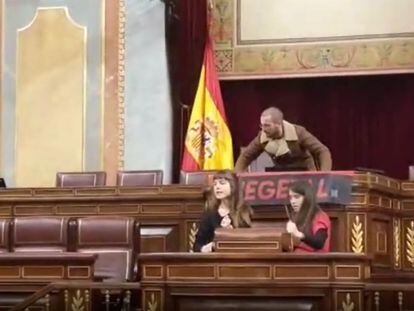 Los activistas climáticos que se pegaron a dos cuadros de Goya logran llegar al atril del Congreso 