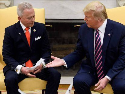 El presidente Donald Trump la tiende la mano en la Casa Blanca al congresista Jeff Van Drew, que se ha cambiado al Partido Republicano.
