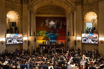 Legisladores asisten a una sesión del Congreso en el Capitolio Nacional en Bogotá