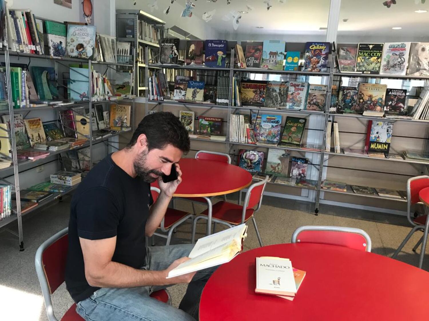 Juan Sobrino, bibliotecario de Soto del Real durante una sesión de lectura a residentes.