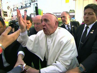 El Papa reprende a una persona por jalarlo y hacer que tropezara.