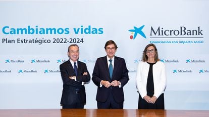 Desde la izquierda, el presidente de MicroBank, Juan Carlos Gallego; el presidente de CaixaBank, José Ignacio Goirigolzarri, y la directora general de MicroBank, Cristina González Viu, en la presentación del plan estratégico de MicroBank 2022-2024.