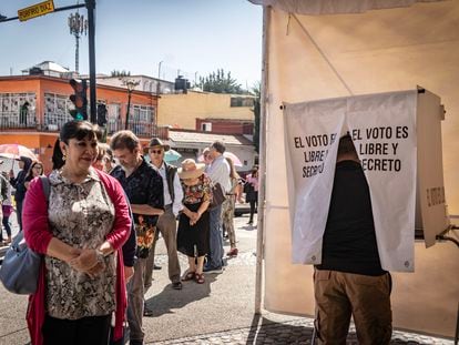 Decenas de personas acudieron a votar por la próxima gobernadora del Estado de México, en el municipio de Metepec, el 4 de junio de 2023.