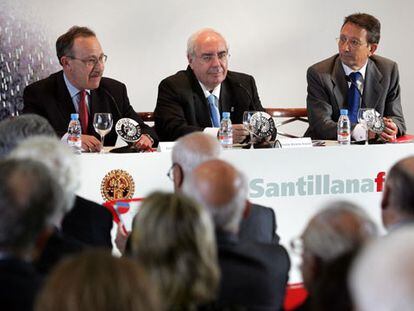 Vicente Álvarez Areces, entre Enrique Battaner (izquierda) y Emiliano Martínez.