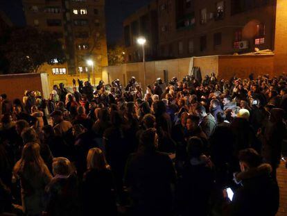 Varios cientos de vecinos de El Pozo del Tío Raimundo, en el distrito madrileño de Puente de Vallecas, donde murió apuñalado un hombre, se concentran frente a la casa del presunto asesino, acordonada por más de una treintena de antidisturbios que han cargado contra los manifestantes. 