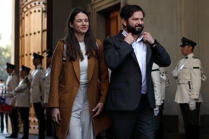 El presidente de Chile, Gabriel Boric, junto a la primera dama, Irina Karamanos en La Moneda, Santiago.
