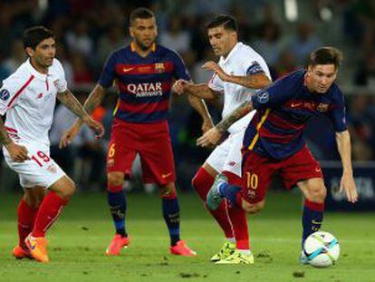 Messi regatea a Banega y Reyes en la pasada final de la Supercopa de Europa. 