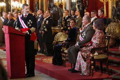 El rey Felipe VI, junto a la reina Letizia y los reyes eméritos Juan Carlos y Sofía, durante su discurso en la celebración de la Pascua Militar en el Palacio Real, el 6 de enero de 2018.