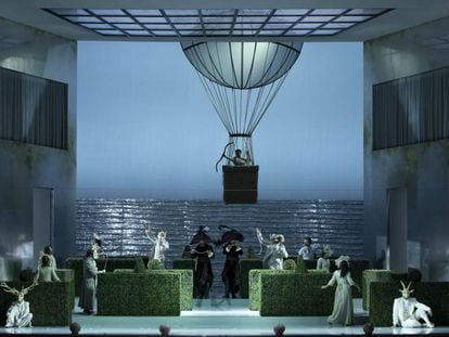 Escena del segundo acto en el jardín a la orilla del mar, de 'Così fan tutte', en la producción escénica de Chiara Muti, ayer en Nápoles.   
 
 