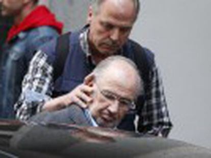 Agents de l Agència Tributària escorcollen el seu domicili després de saber-se que l ex-vicepresident del Govern espanyol es va acollir a l amnistia fiscal aprovada per l Executiu de Mariano Rajoy el 2012