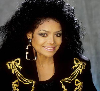 Fotografía promocional de La Toya Jackson de 1987, donde se puede apreciar cómo modeló su aspecto y su vestuario para parecerse a su hermano Michael.