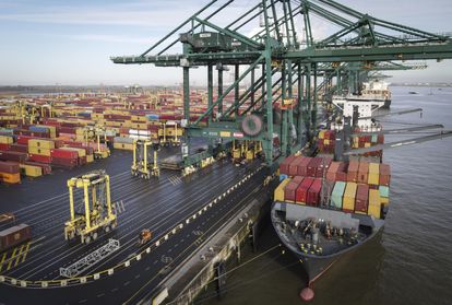 Un barco lleno de contenedores, en el puerto de Amberes (Bélgica), el pasado febrero.