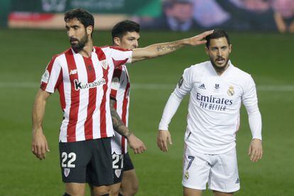 Raúl García y Hazard durante la semifinal de la Supercopa este jueves en Málaga.