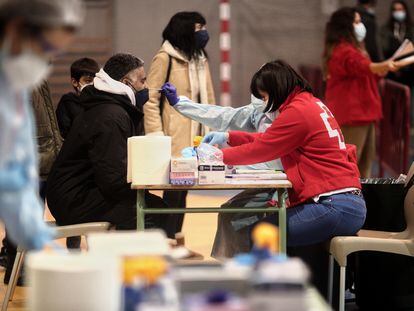 Un sanitario realiza test de antígenos de detección del covid en la localidad madrileña de Móstoles.