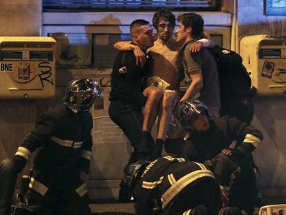 Bomberos franceses atienden a un herido este viernes en París.