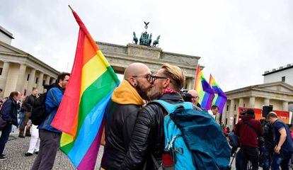 Dos hombres se besan delante de la Puerta de Brandemburgo tras la aprobación del matrimonio homosexual en Alemania, el pasado 30 de junio de 2017.