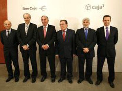 Los representantes de Caja3 e Ibercaja &ndash;Amado Franco, presidente de Ibercaja, es el tercero por la izquierda&ndash;, en Zaragoza, durante la firma del acuerdo de fusi&oacute;n.