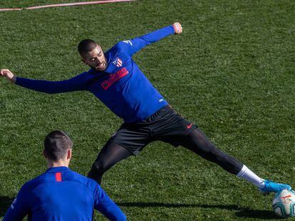 Carrasco intenta controlar el balón durante el último entrenamiento del Atlético