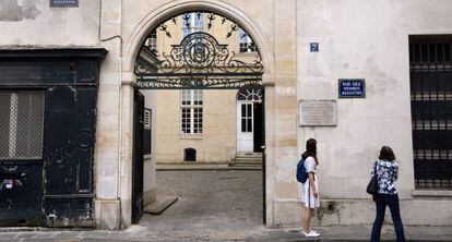 Entrada del edificio parisino en el que Picasso vivi&oacute;.