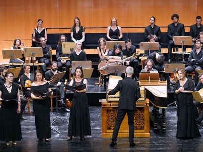 El Ensemble Correspondances y su director Sébastien Daucé (de espaldas, en el centro) durante la escena de la muerte de Eurídice (Caroline Weynants, a la derecha) y el lamento de las tres Dríades en la Cuarta Vigilia del 'Ballet royal de la Nuit'.