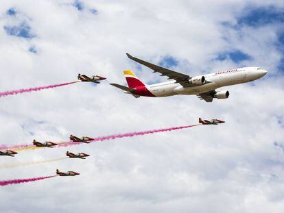 La Patrulla Águila del Ejército del Aire escolta a un Airbus de Iberia, sobre el aeródromo de Cuatro Vientos (Madrid).