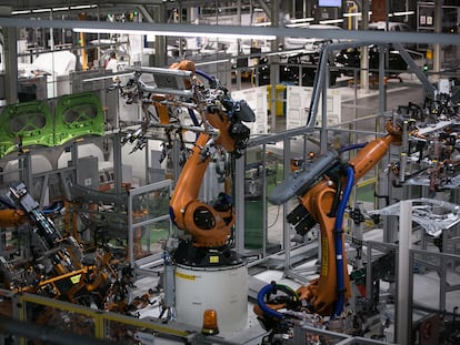 Varios robots trabajan en la fábrica de Seat en Martorell (Barcelona).