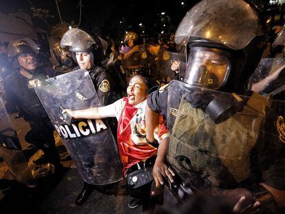 Policías detienen el 31 de enero a una ciudadana que protesta contra el Gobierno de Dina Boluarte, en Lima (Perú).