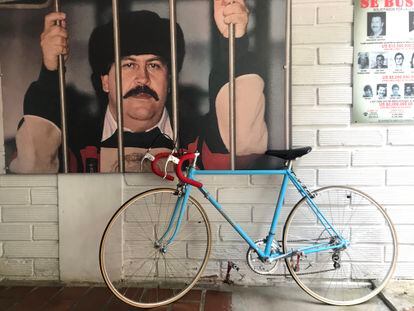 Possibly the last Ositto bicycle that exists in Colombia together with the famous photo of Pablo Escobar incarcerated in La Catedral prison.  Photo taken at the museum dedicated to the boss of the extinct Medellín cartel.