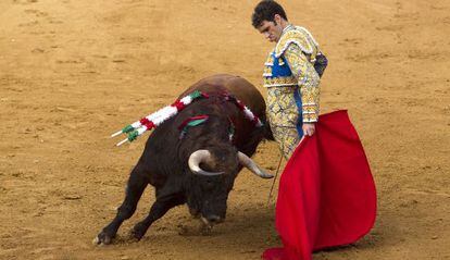 José Tomás, en su primer toro.