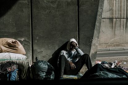 Un migrante en uno de los puentes que cruza el Boulevard de la Croix. Las bajas temperaturas y el frío amenazan a los refugiados que viven en las calles de Casablanca. “Padecemos día a día el frío y el hambre de la calle. No somos nadie para ellos, no nos quieren aquí y esa sensación es horrible. Te sientes basura…”, concluye Abudak.