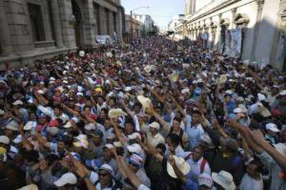 Maestros del sector público protestandi a las afueras del Congreso de la República de Guatemala. EFE/Archivo