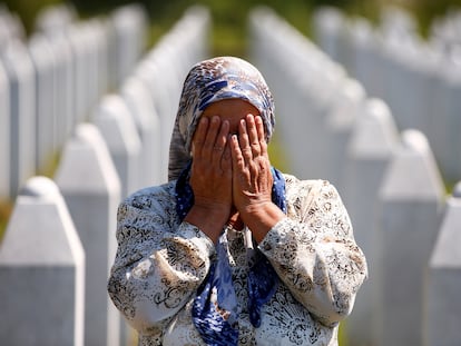 Una mujer, en el cementerio bosnio de Potocari, este sábado, durante la conmemoración del 25 aniversario del genocidio de Srebrenica.