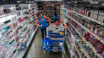 Una empleada repone productos de belleza en un hipermercado de North Bergen, en Nueva Jersey, en febrero pasado.