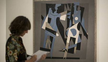 'Arlequín y mujer con collar', 1917, de Picasso, en la exposición que se inauguró ayer.