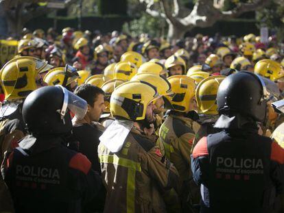  Protesta de Medicos y Bomberos de Cataluña frente al Parlament.