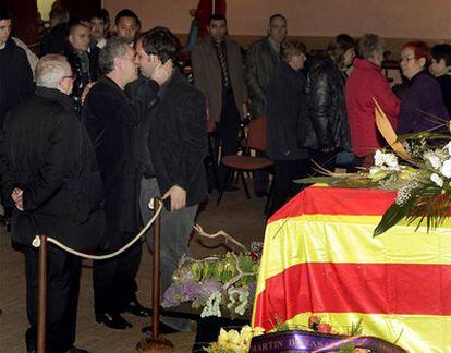 Ante el féretro del Santi Santamaria, Ferran Adrià muestra sus condolencias al hijo del fallecido, Pau, ayer en Sant Celoni.
